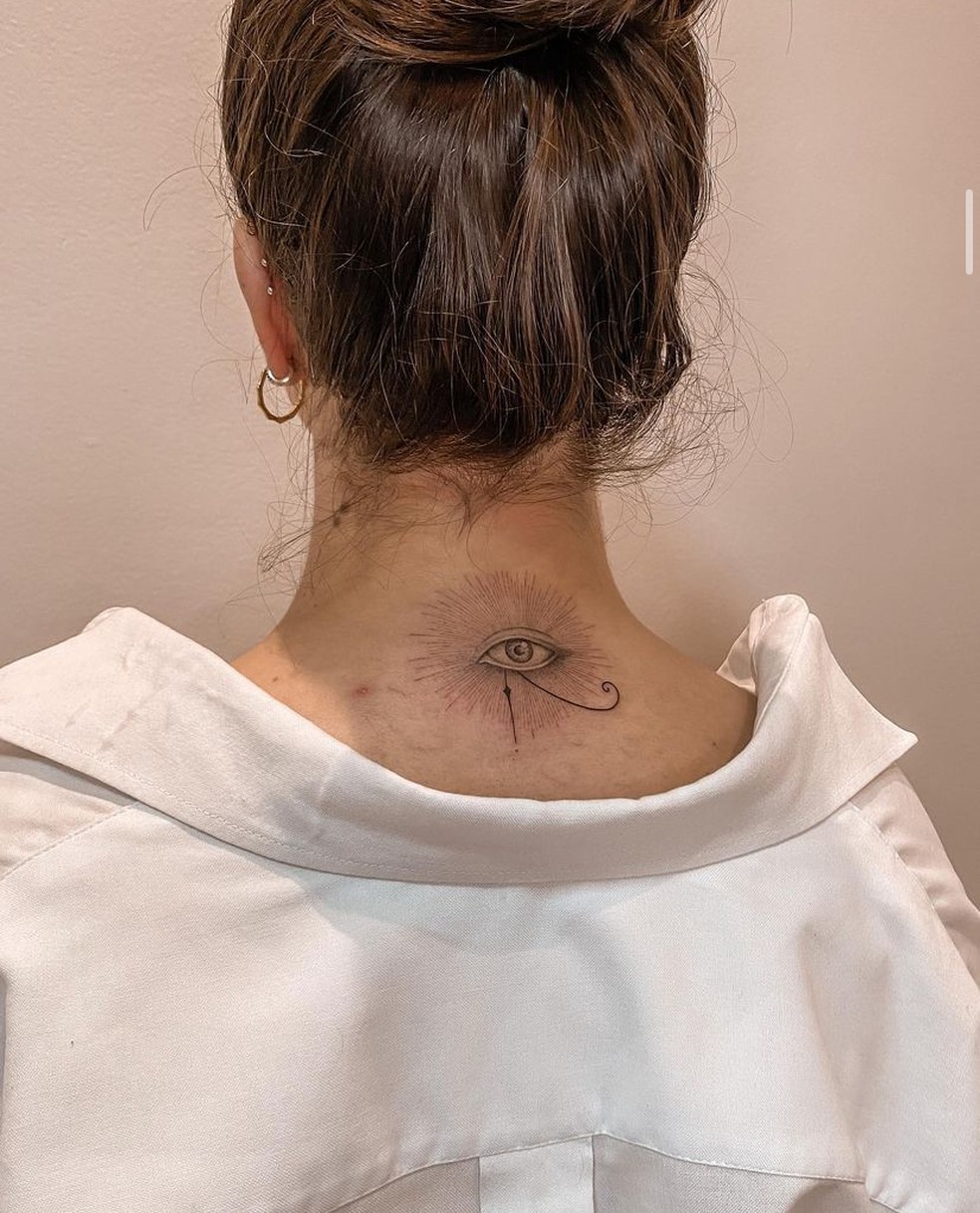 tatuagem-na-nuca-feminina