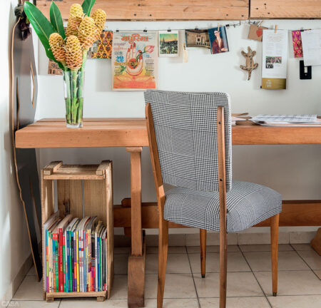 decoracao-caixotes-de-feira-viram-mesa-de-centro-e-estante