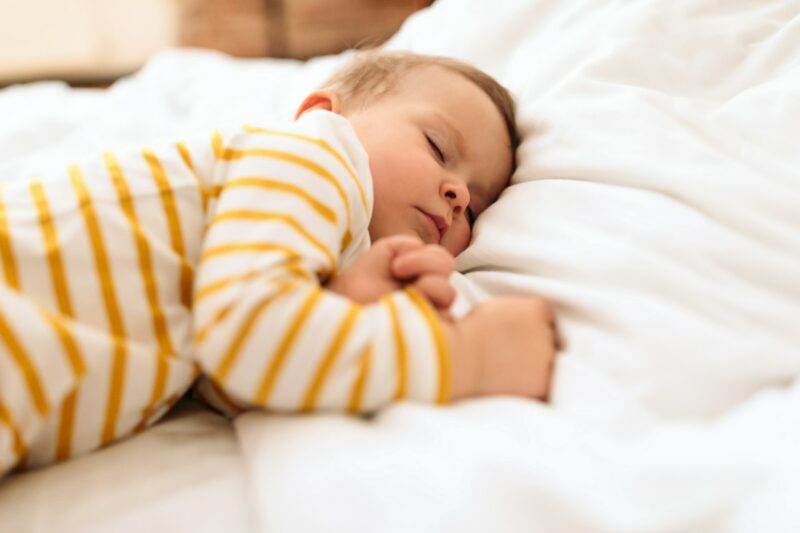 MELHOR POSIÇÃO PARA O BEBÊ DORMIR