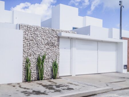Fachada Decorada com Muro Moderno