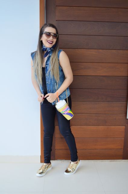 Look com Tenis Dourado