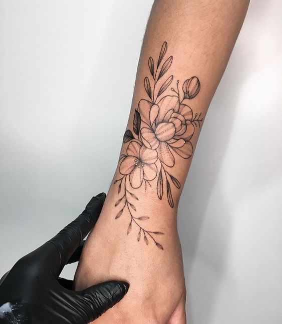 tatuagem-feminina-com-flores-no-braco