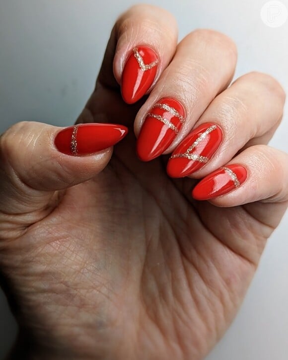 unha decorada vermelho com dourado