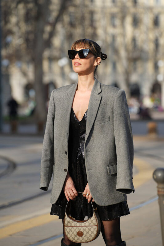 look-blazer-cinza-feminino
