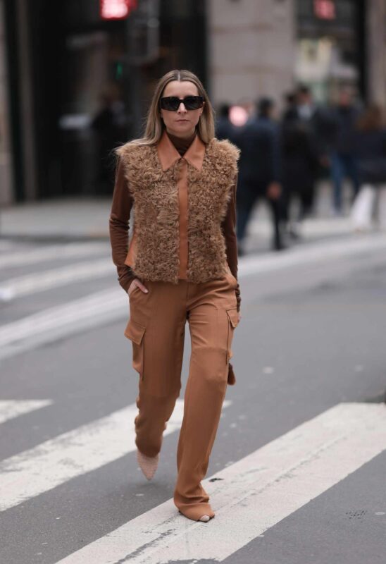 look-com-calca-marrom-feminino