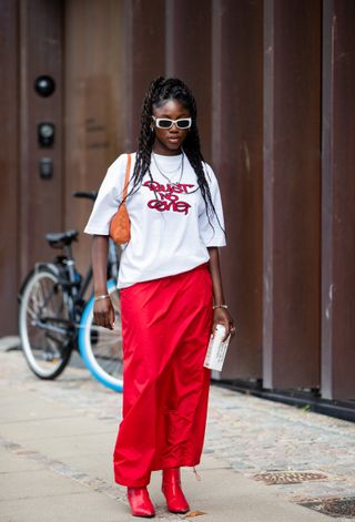 look-com-bota-vermelha-feminino