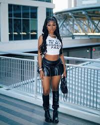 look-com-saia-de-couro-preta-feminino