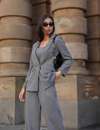 look-blazer-cinza-feminino