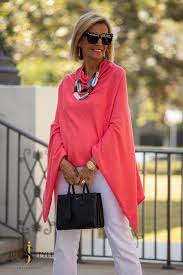 look-com-poncho-feminino