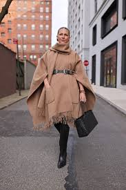 look-com-poncho-feminino