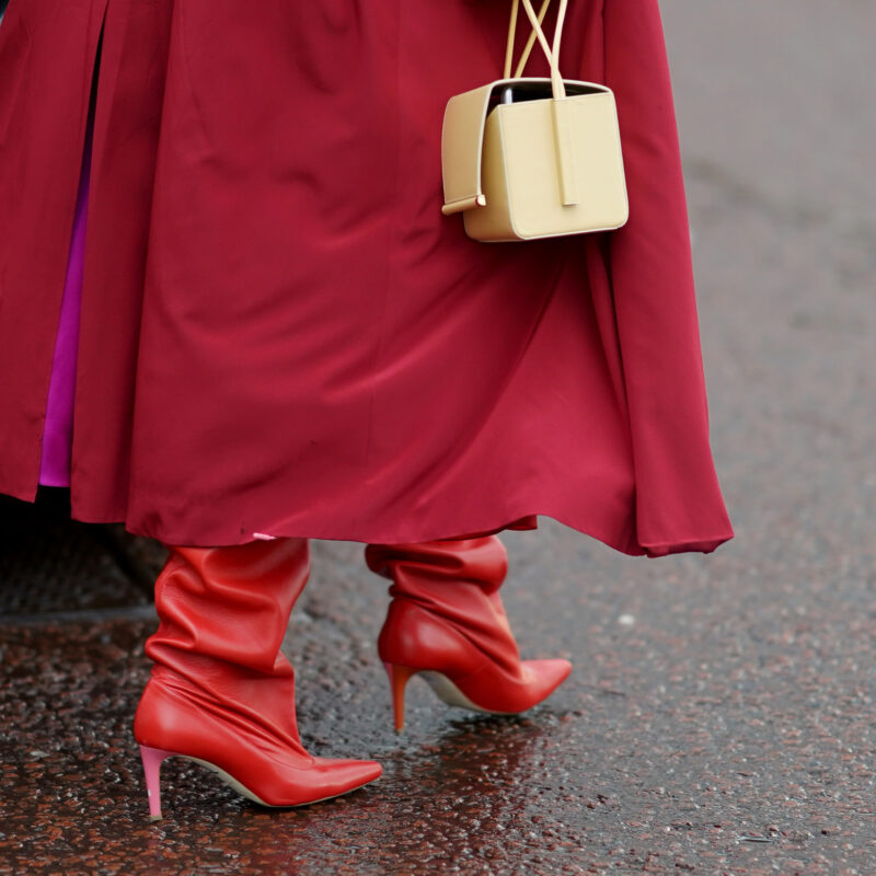 look-com-bota-vermelha-feminino