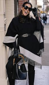 look-com-poncho-feminino