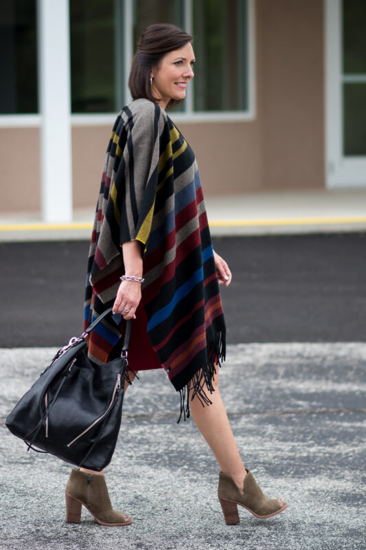 look-com-poncho-feminino