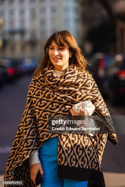 look-com-poncho-feminino