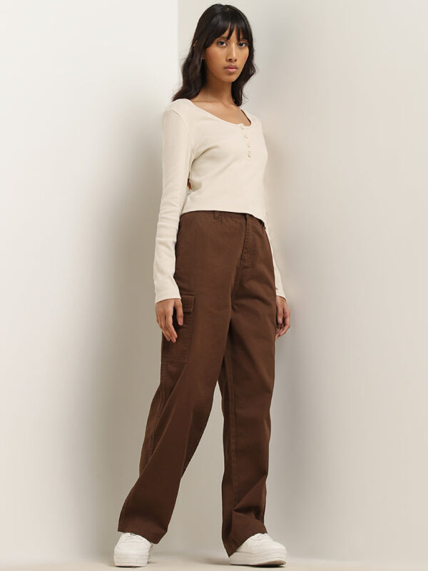 look-com-calca-marrom-feminino