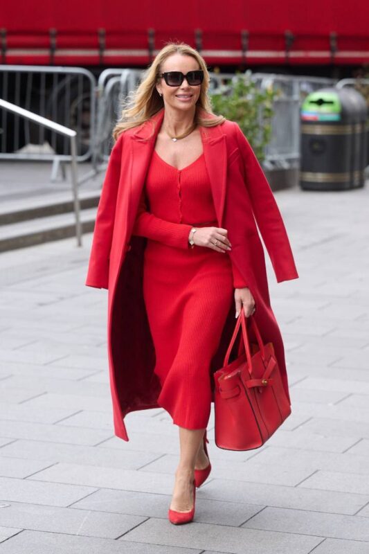 looks-com-scarpin-vermelho-feminino