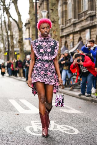 look-com-bota-vermelha-feminino