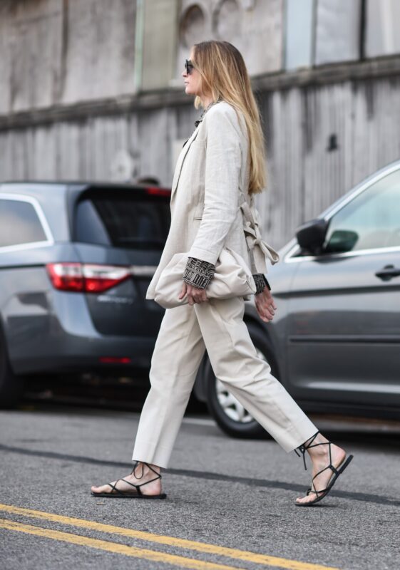 look-blazer-cinza-feminino