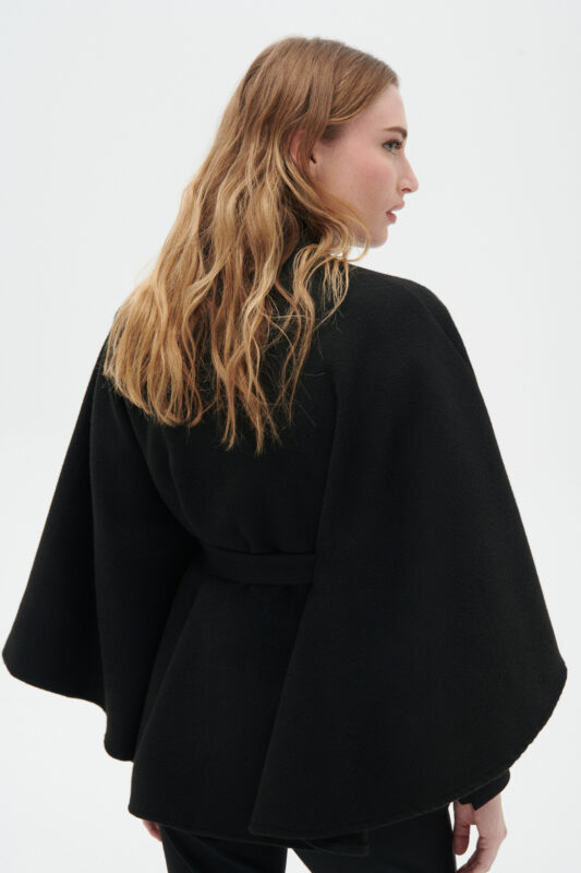 look-com-poncho-feminino