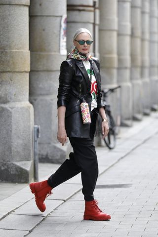 look-com-bota-vermelha-feminino