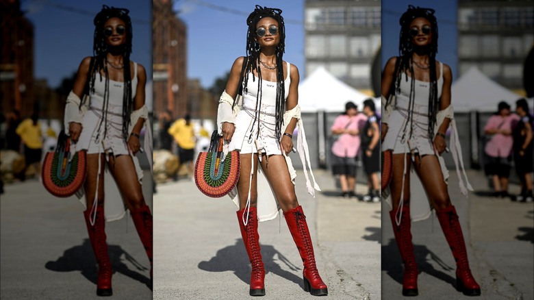 look-com-bota-vermelha-feminino