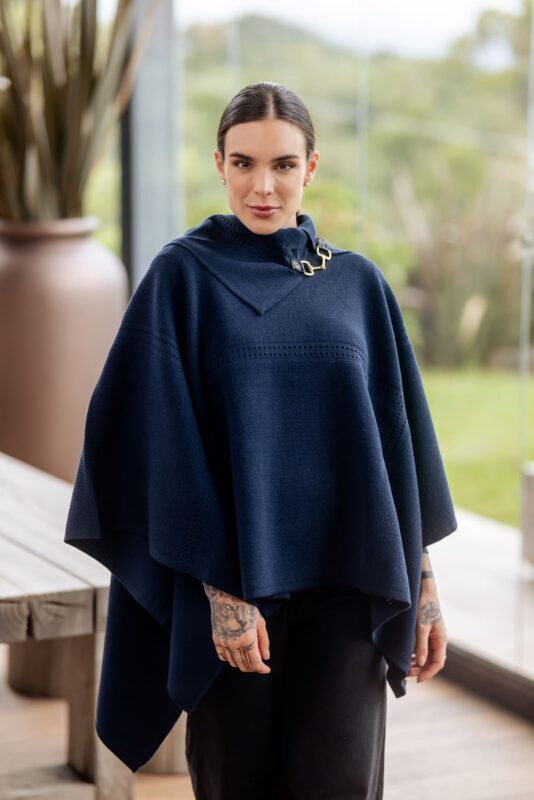 look-com-poncho-feminino