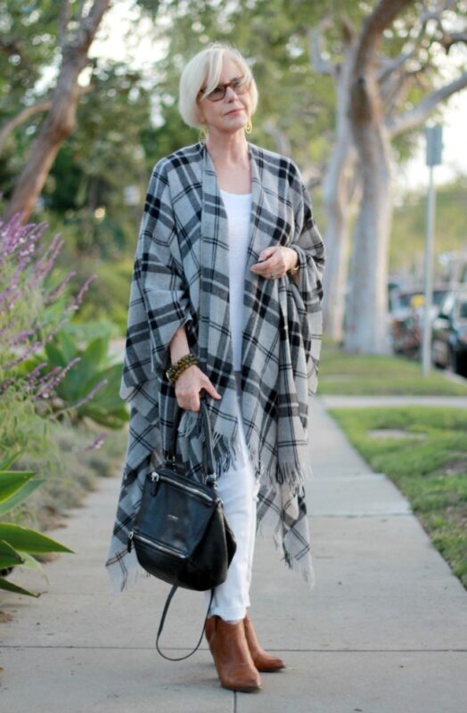 look-com-poncho-feminino