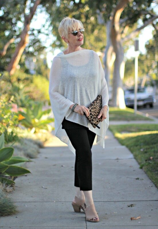 look-com-poncho-feminino