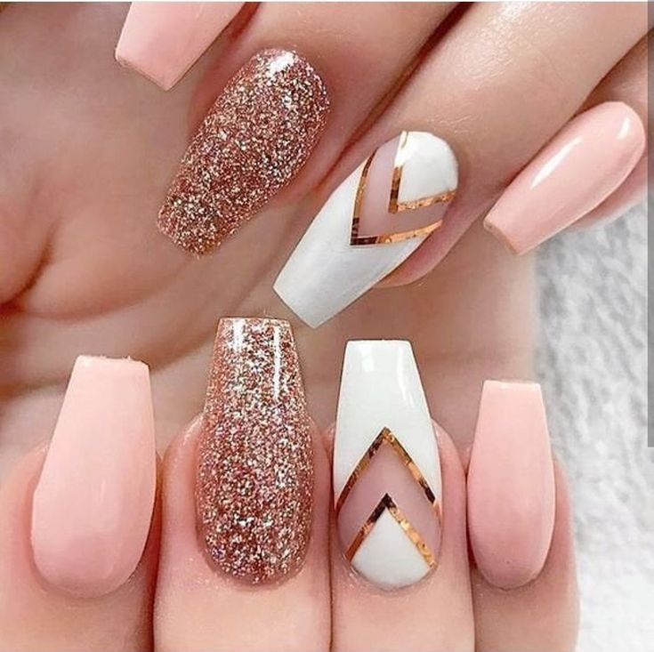 Unhas decoradas.