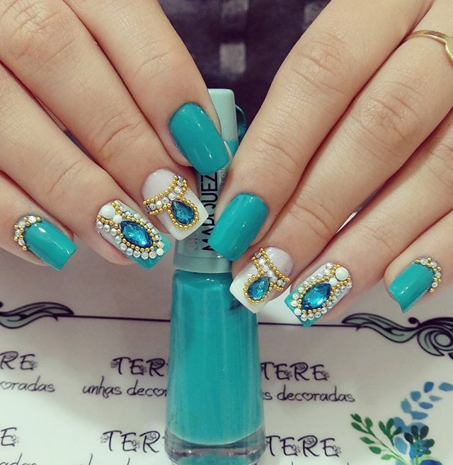 Unhas decoradas com joias 💅🏻 #NailArt ...