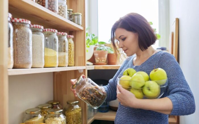 5 passos para abrir espaço na cozinha e organizar as comidas