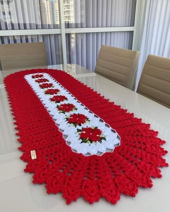 Caminho de mesa em crochê com flores ...