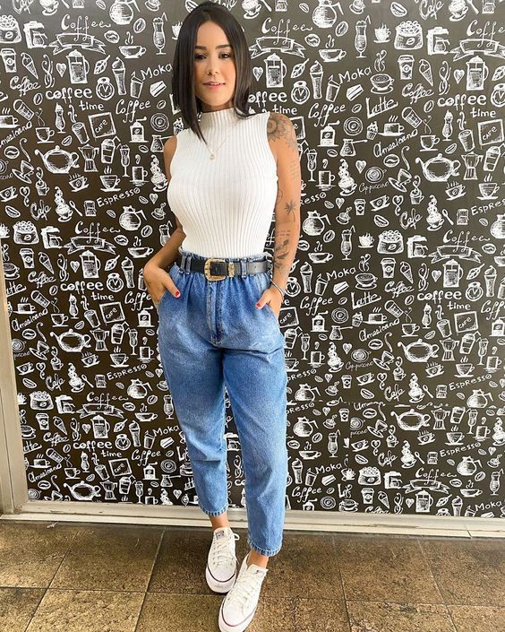 20 looks estilosos com regata e mom jeans