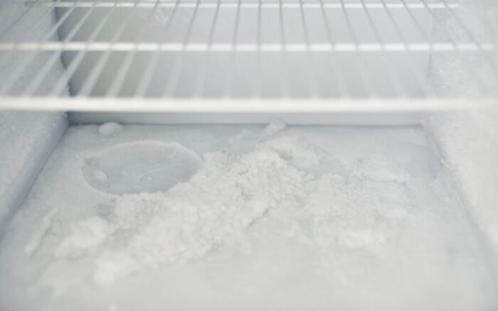 A contaminação silenciosa que mancha o gelo do seu freezer