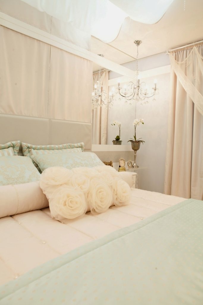 Quarto de casal romântico e moderno ...