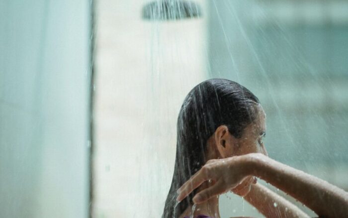 Sua pele paga o preço pelo que você faz no chuveiro no inverno