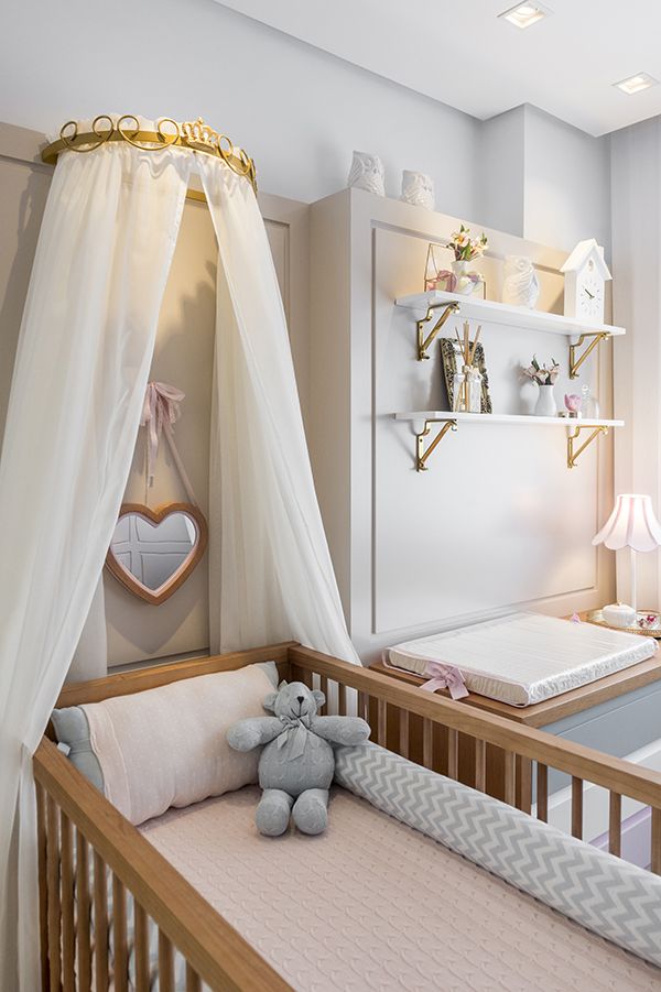 Quarto de bebê em cinza, rosa e branco ...