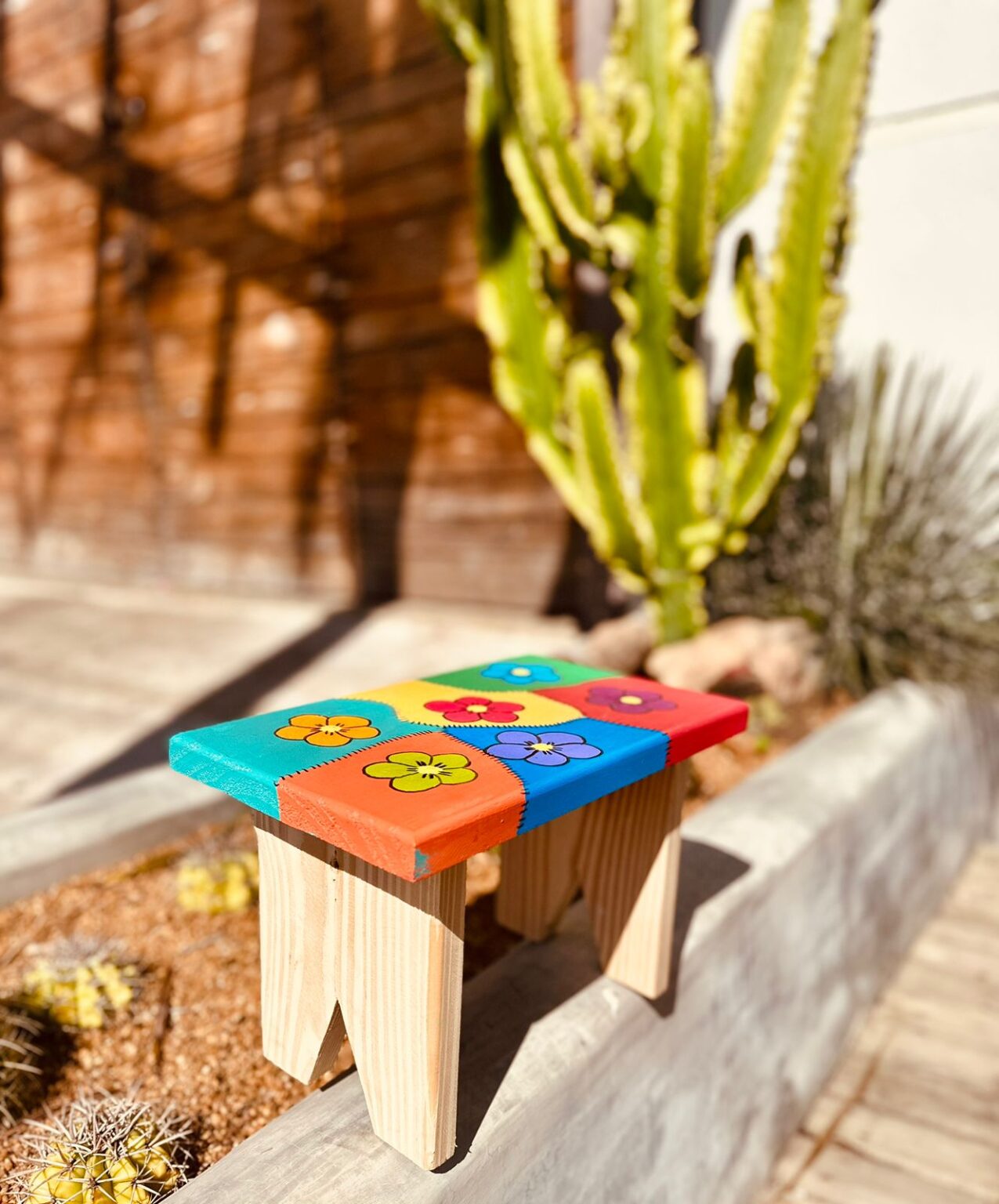 Artesanato em Banquinho de Madeira: Transforme o Ordinário em Extraordinário