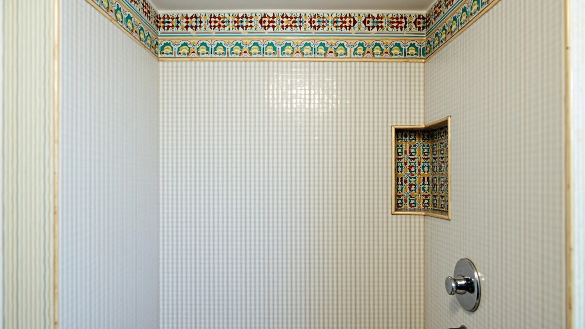 Box do banheiro com detalhes geométricos pintados nos azulejos, design único e personalizado.