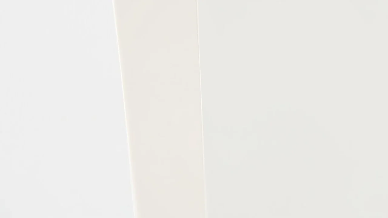 Paleta de cores com tons claros de tinta: branco, bege e cinza.
