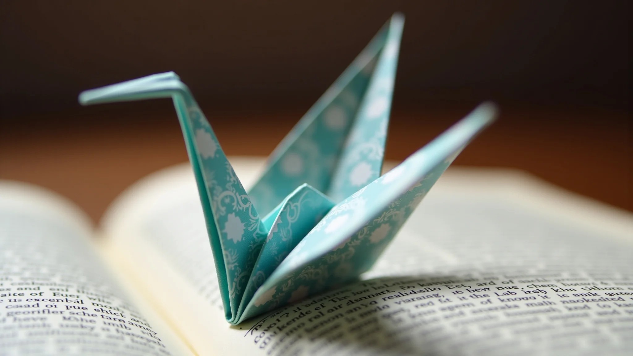 Marca página de origami em forma de grou feito com papel estampado.