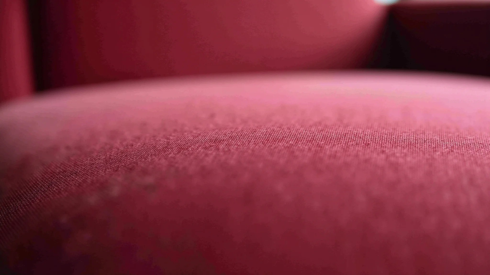 Close-up da textura macia e luxuosa de um sofá de veludo em foco.