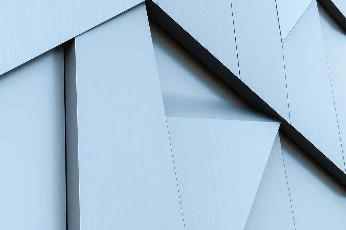 Detalhe de fachada moderna em ACM cinza, design minimalista e elegante.