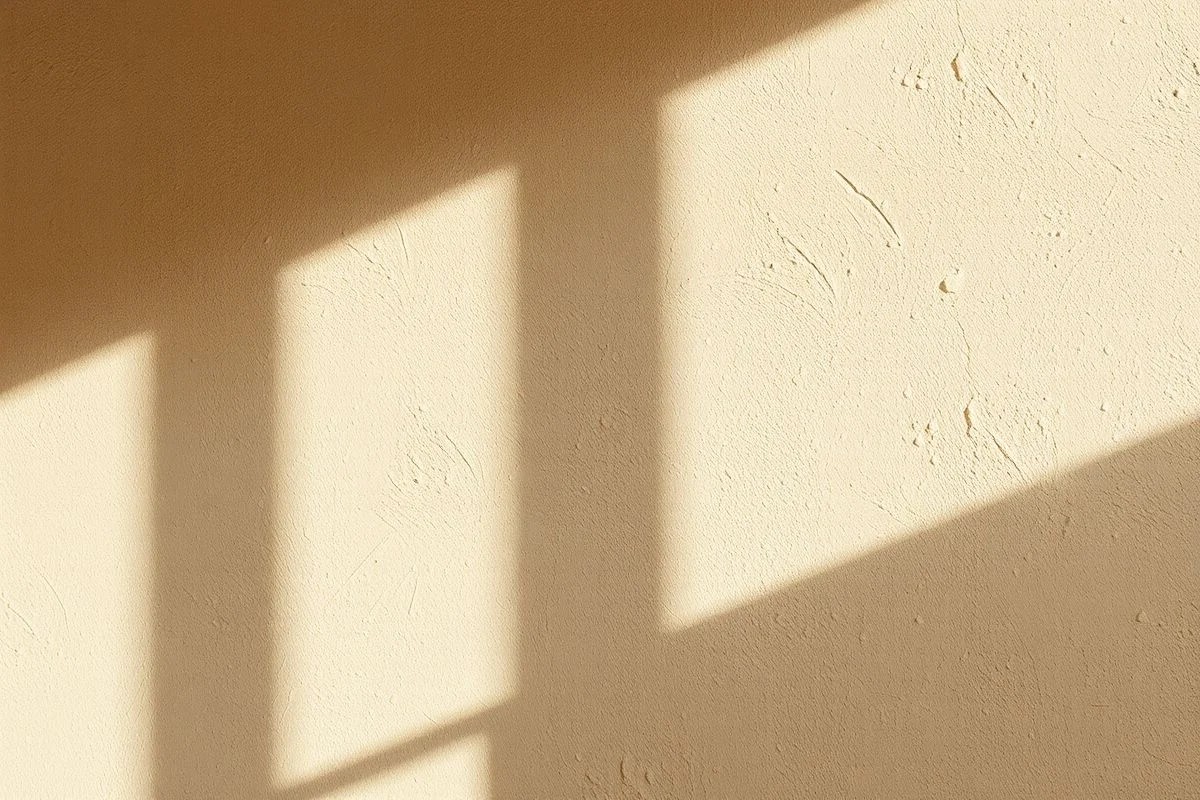 Parede texturizada bege em casa brasileira, mostrando a luz e sombra, design neutro