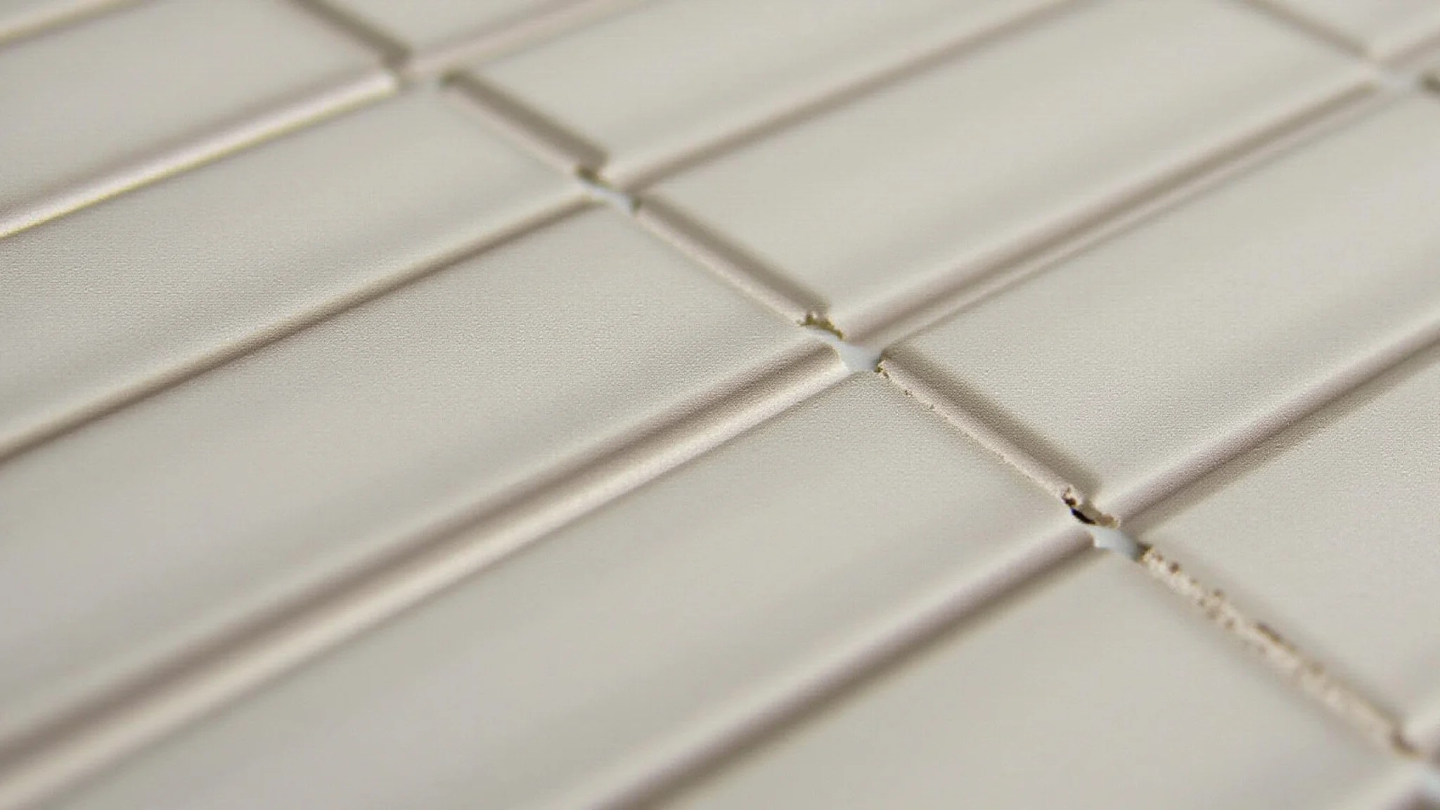 Detalhe de diferentes tipos de rejunte em porcelanato, mostrando cores e texturas.