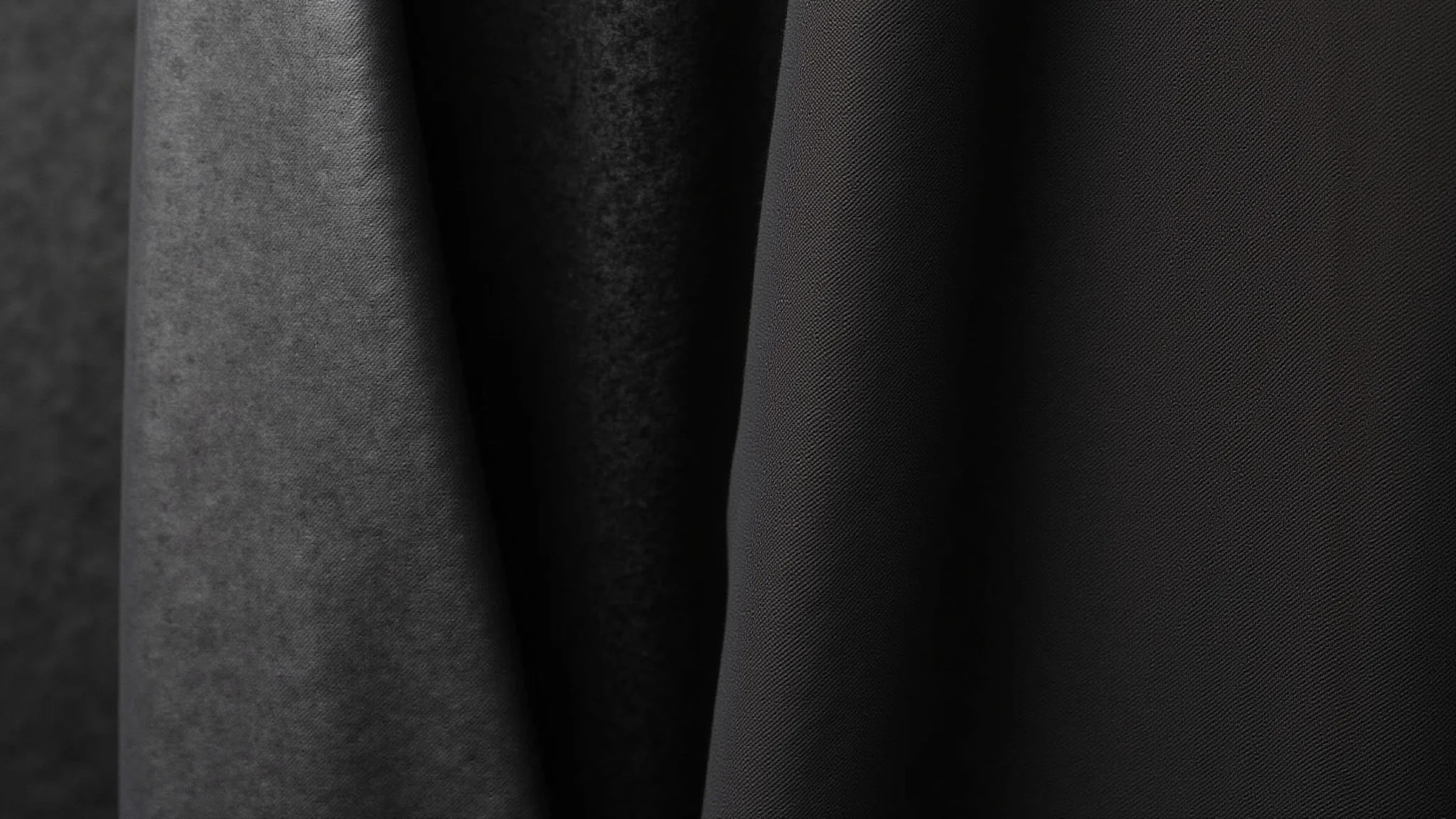 Detalhes em texturas de roupas pretas: couro, tricô e veludo.