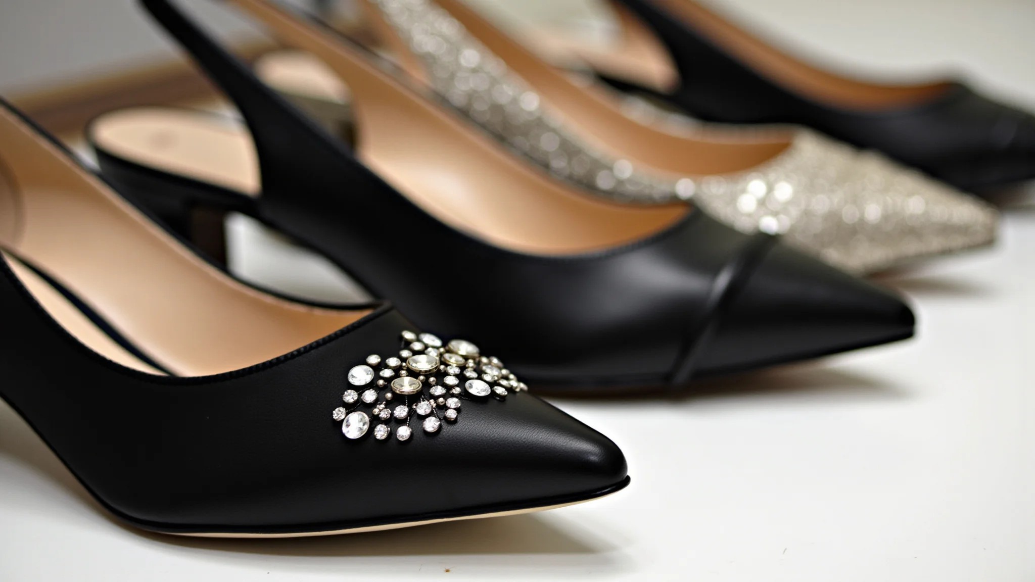 Variedade de sapatilhas de bico fino: clássica, com detalhes, slingback e aberta.