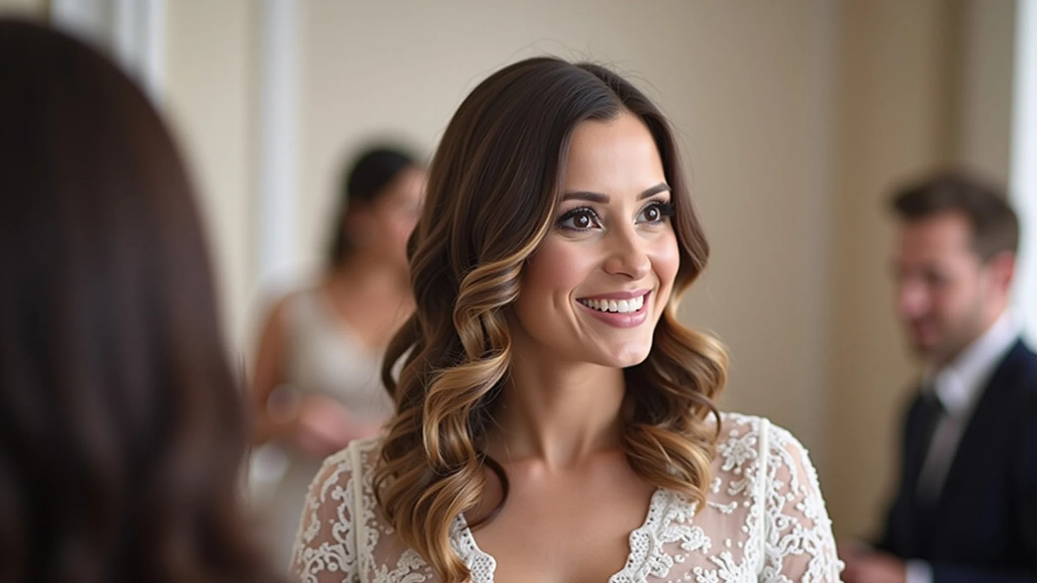 Cabelo médio com ondas suaves, risca lateral, acessório elegante, convidada.
