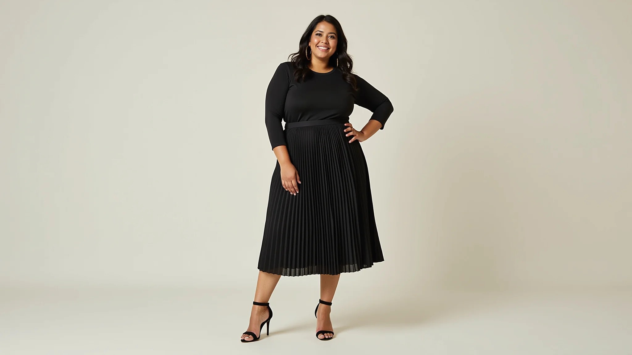 Mulher plus size com saia midi plissada, blusa preta e salto alto.