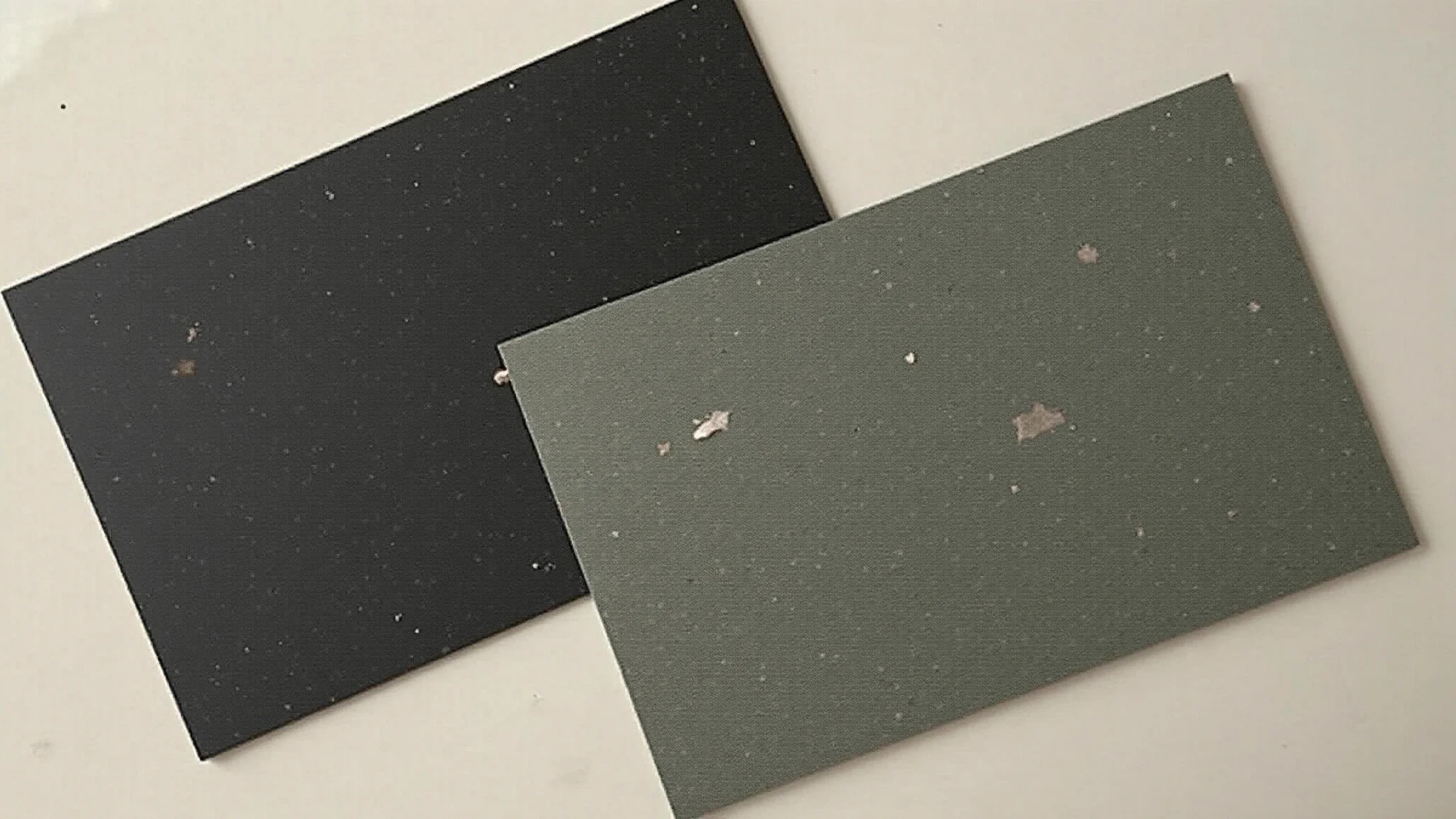 Amostras de diferentes tipos de granito para bancadas: Branco Dallas, Preto São Gabriel, Verde Ubatuba.